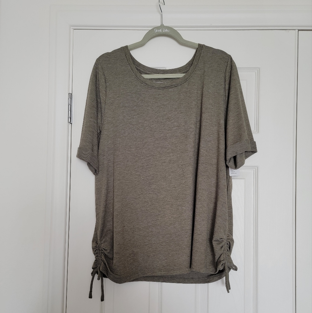 Short sleeve t-shirt with side ruching